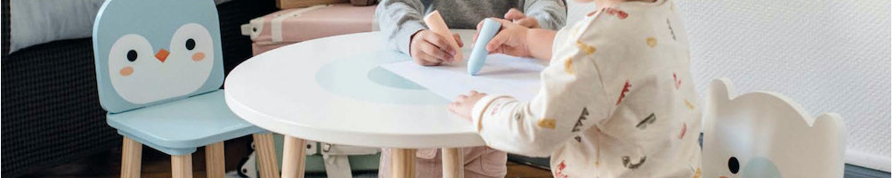 Tables et chaises en bois pour chambre d'enfant