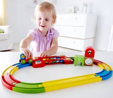 Jouet Hape Table Train d'Activités pour Circuit Train Bois - Plateau de Jeu  + Accessoires Construction Circuit Bois Variés - Jeu Educatif Enfant de 3