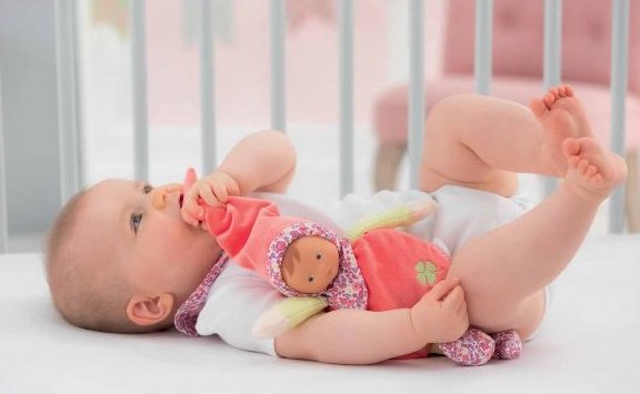 Doudou en forme de poupée pour les bébés