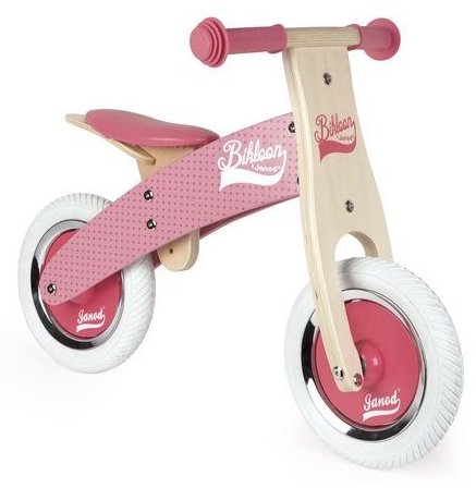 Draisienne en bois rose pour un enfant de 2 ans